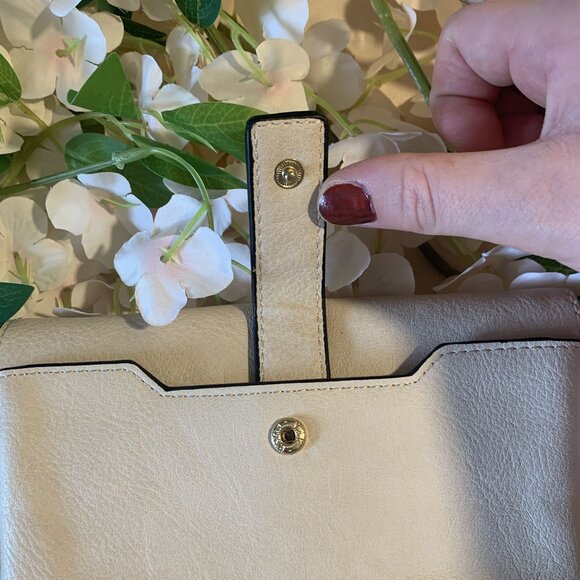 G.H. Bass & Co. Womens Cream Leather Crossbody Wallet - Picture 6 of 9